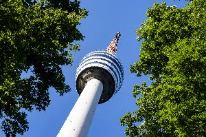 EIN TURM, DREI LEBEN